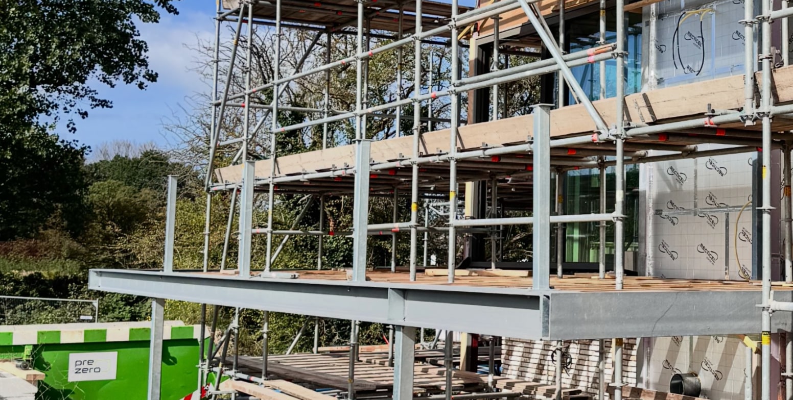 Nieuwbouwwoning in Castricum in de steiger, de gevel voor de helft gemetseld